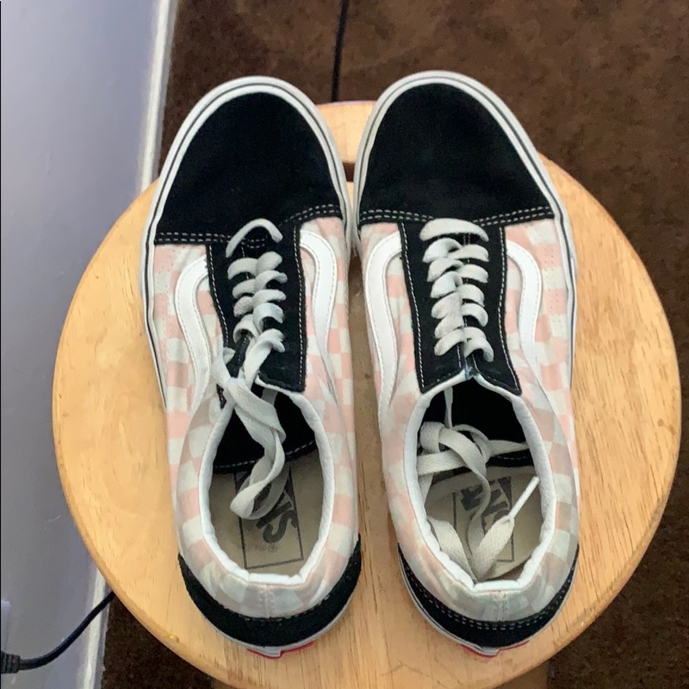 pink checkered vans !